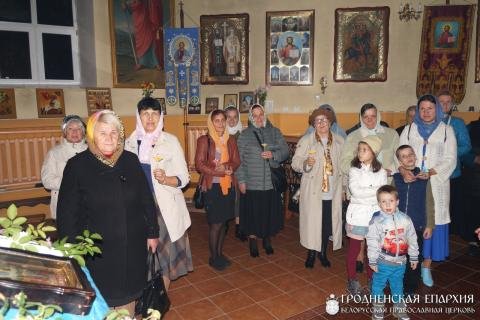 Молодежь прихода Святителя Николая поздравила прихожанок с Покровом Пресвятой Богородицы и Днем матери