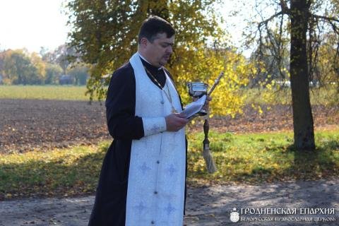 Представители духовенства при участии Госавтоинспекции совершили литию по погибшим в ДТП на Мостовщине