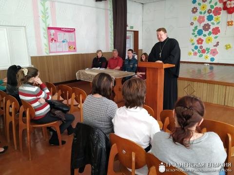 Священник выступил на мероприятии, посвященном Дню матери в школе д. Пески