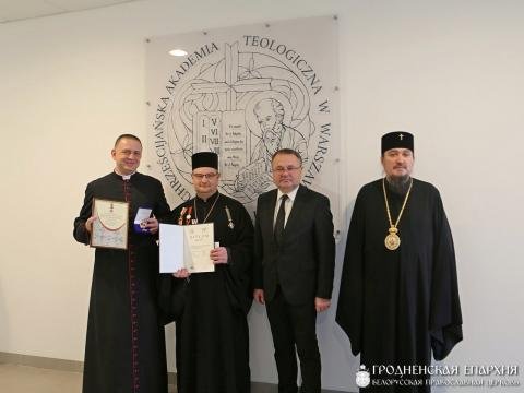 Благочинному Зельвенского округа вручили диплом доктора теологии