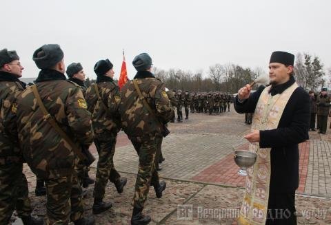 Священник посетил церемонию принятия военной присяги