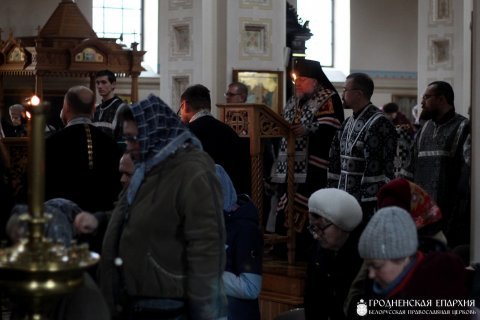 Архиепископ Артемий совершил повечерие с чтением Великого канона в Покровском соборе