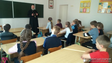 Священник провел беседу с учениками Верейковской школы