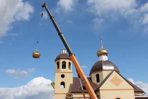 На строящемся храме святой Софии Слуцкой города Мосты установили купола и кресты