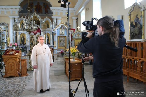 Храм поселка Зельва посетили съемочные группы первого канала Белорусского телевидения Храм поселка Зельва посетили съемочные группы первого канала Белорусского телевидения