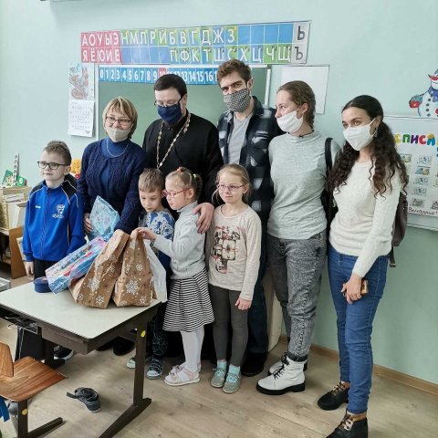Рождественская акция молодежного братства Покровского собора завершилась вручением подарков для детей с нарушениями зрения