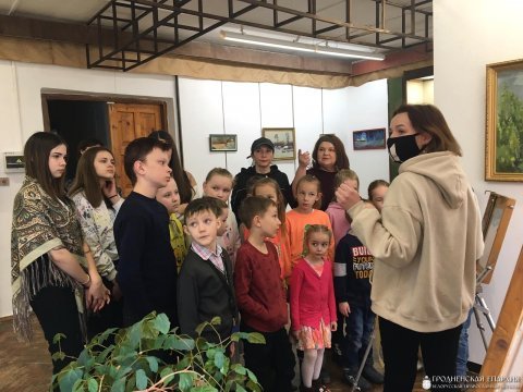 Учащиеся воскресной школы посетили выставку картин "В ожидании весны"