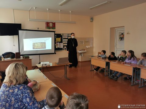 Настоятель храма поселка Сопоцкин провел мероприятие, посвященное Дню православной книги Настоятель храма поселка Сопоцкин провел мероприятие, посвященное Дню православной книги