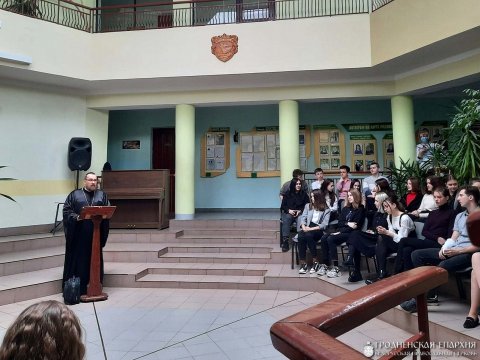Священник посетил школу №8 города Волковыска