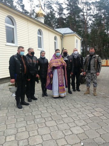 Священник благословил участников байкерского клуба города Мосты на открытие мотосезона