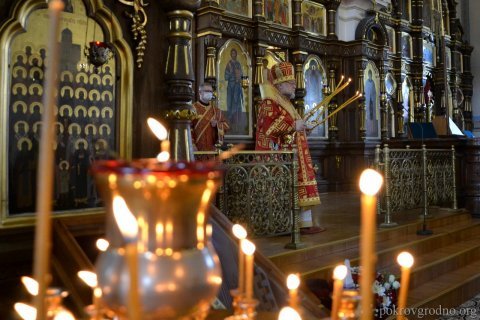 В Неделю 2-ю по Пасхе, апостола Фомы, литургию в Покровском соборе возглавил архиепископ Артемий