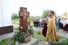 На территории храма поселка Зельва освятили новосооруженный поклонный крест