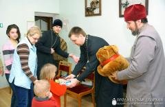 Воспитанники воскресной школы и священники щучинских храмов посетили социальный приют в деревне Лещанка