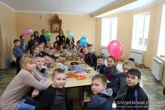 На приходе Святой Троицы поселка Зельва организовали сладкий стол в честь открытия нового здания воскресной школы