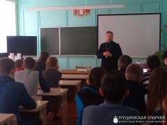 Священник встретился с учениками старших классов в Красносельской средней школе