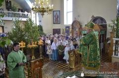 В день Пятидесятницы архиепископ Артемий совершил литургию в храме в честь Святой Троицы поселка Россь