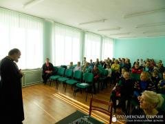 Настоятель храма деревни Верейку провел беседу с учениками местной школы