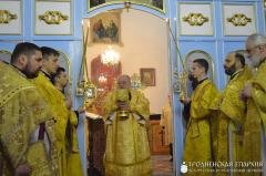 Архиепископ Артемий совершил литургию в храме в честь Воздвижения Креста Господня деревни Свислочь