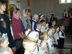 Учащиеся воскресной школы храма архистратига Михаила города Скиделя поздравили прихожан с Рождеством