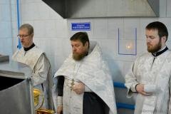 Клирик Покровского собора совершил чин великого освящения воды в цеху розлива минеральной воды в деревне Поречье