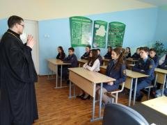 О здоровом образе жизни с учащимися школы №13 побеседовал клирик Покровского собора