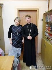 Священник передал зимнюю одежду для детей из нуждающихся семей