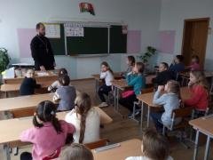 Беседу с учениками школы №2 провел клирик Покровского собора