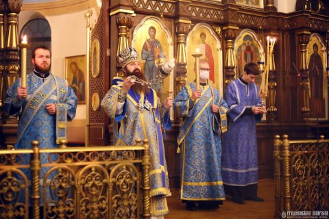 В канун праздника Введения во храм Пресвятой Богородицы архиепископ Антоний совершил всенощное бдение в Покровском кафедральном соборе города Гродно