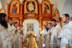 9 октября 2014 года. Архиепископ Артемий совершил литургию в храме деревни Демброво 9 октября 2014 года. Архиепископ Артемий совершил литургию в храме деревни Демброво