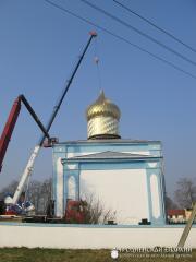 27 марта 2015 года. На храм Покрова Богородицы деревни Олекшицы установлен новый купол 27 марта 2015 года. На храм Покрова Богородицы деревни Олекшицы установлен новый купол