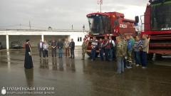 13 июля 2015 года. Священник совершил молебен с чином освящения с/х техники перед началом уборки урожая 13 июля 2015 года. Священник совершил молебен с чином освящения с/х техники перед началом уборки урожая