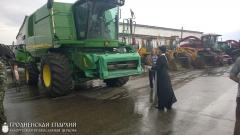 13 июля 2015 года. Священник совершил молебен с чином освящения с/х техники перед началом уборки урожая 13 июля 2015 года. Священник совершил молебен с чином освящения с/х техники перед началом уборки урожая