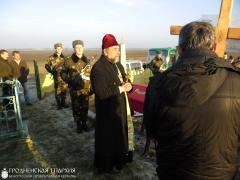 Священник принял участие в перезахоронении воинов