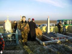 Священник принял участие в перезахоронении воинов