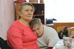 Священник и завуч воскресной школы посетили отделение пребывания людей пожилого возраста в поселке Зельва