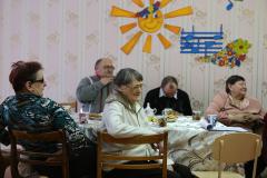 Священник и завуч воскресной школы посетили отделение пребывания людей пожилого возраста в поселке Зельва