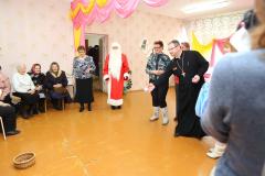 Священник и завуч воскресной школы посетили отделение пребывания людей пожилого возраста в поселке Зельва