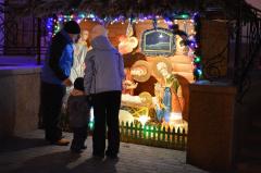 «Предпразднуем, людие, Христово Рождество…» - у входа в Свято-Покровский собор установлен вертеп