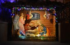 «Предпразднуем, людие, Христово Рождество…» - у входа в Свято-Покровский собор установлен вертеп