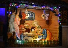 «Предпразднуем, людие, Христово Рождество…» - у входа в Свято-Покровский собор установлен вертеп