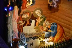 «Предпразднуем, людие, Христово Рождество…» - у входа в Свято-Покровский собор установлен вертеп