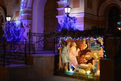 «Предпразднуем, людие, Христово Рождество…» - у входа в Свято-Покровский собор установлен вертеп