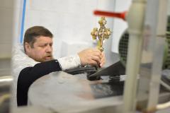 Священник Свято-Покровского собора совершил Чин великого освящения воды в цеху розлива минеральной воды в д.Поречье