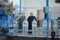 Священник Свято-Покровского собора совершил Чин великого освящения воды в цеху розлива минеральной воды в д.Поречье