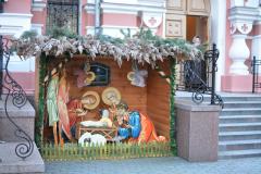 «Предпразднуем, людие, Христово Рождество…» - у входа в Свято-Покровский собор установлен вертеп