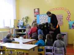 Священник принял участие в уроке, посвященном первопечатной книге