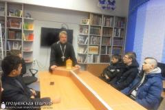 В Центральной городской библиотеке состоялась встреча со священником