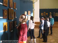 Детская иконописная студия «Покров» посетила выставку старинных икон в Новом замке