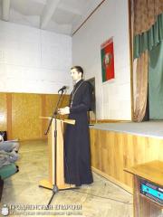 Священиик принял участие в родительском собрании, посвященном вопросам девиантного поведения подростков