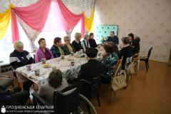 Священник с матушкой посетили пожилых людей в поселке Зельва